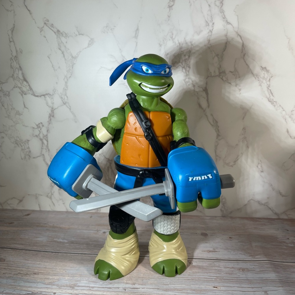 Teenage Mutant Ninja Turtles TMNT Leonardo Viacom 2016 10.5 Figure Posable Spin
